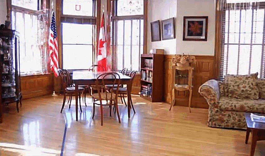 A living room with a table and chairs.