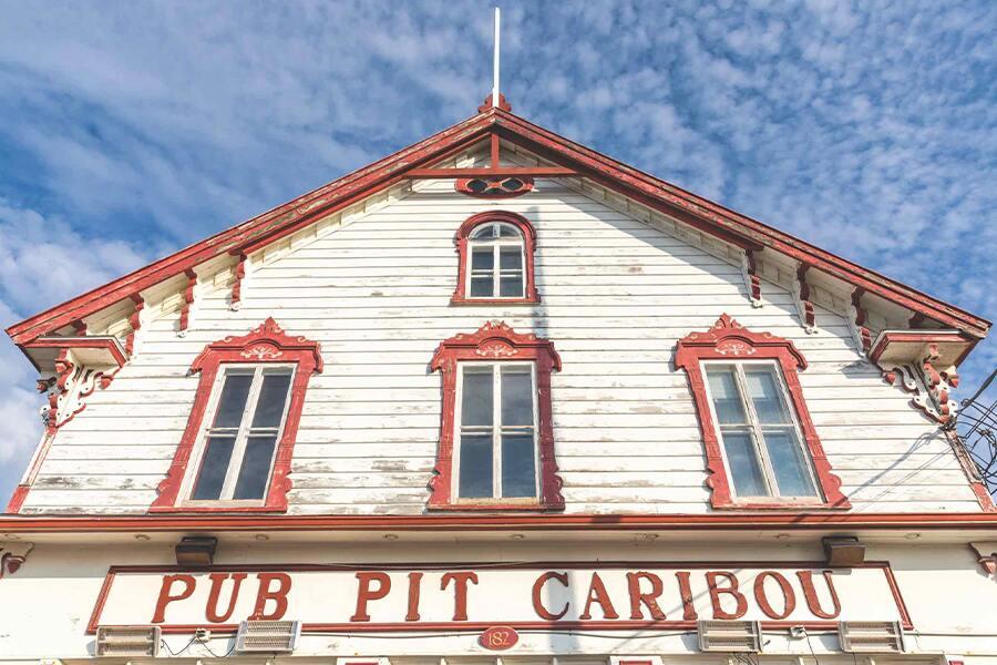 A building with a sign that says pub pit carribean.